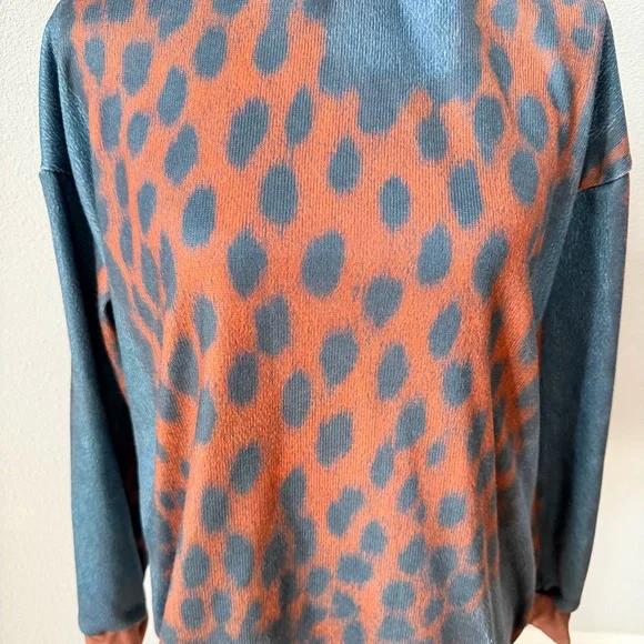 Leopard Print Turtleneck Sweater - Picture 2 of 9